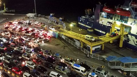 FOTO: Pemudik Membeludak, Begini Potret Antrean Panjang Kendaraan di Pelabuhan Merak Banten pada H-3 Lebaran