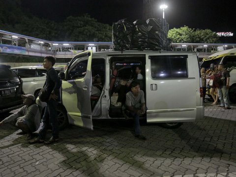 Pemudik beristirahat saat mengantre panjang untuk menyeberang ke Pelabuhan Bakauheni, Lampung, di Pelabuhan Merak, Banten, Jumat (28/3/2025) dini hari WIB.