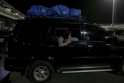 Pemudik beristirahat saat mengantre panjang untuk menyeberang ke Pelabuhan Bakauheni, Lampung, di Pelabuhan Merak, Banten, Jumat (28/3/2025) dini hari WIB.