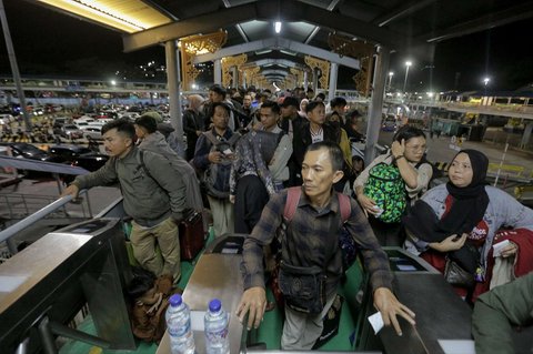 Pemudik mengantre untuk menyeberang ke Pelabuhan Bakauheni, Lampung, di Pelabuhan Merak, Banten, Jumat (28/3/2025) dini hari WIB.