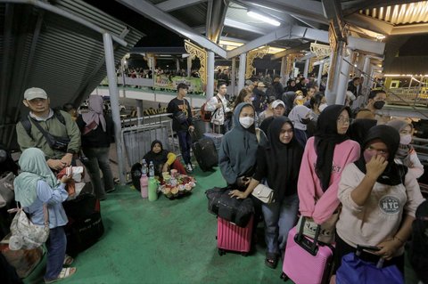 Pemudik mengantre untuk menyeberang ke Pelabuhan Bakauheni, Lampung, di Pelabuhan Merak, Banten, Jumat (28/3/2025) dini hari WIB.