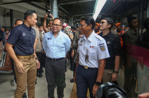 Menteri Koordinator Bidang Infrastruktur, Agus Harimurti Yudhoyono didampingi Wamen BUMN Kartika Wirjoatmodjo dan Dirut KAI Didiek Hartantyo saat memantau arus mudik Lebaran 2025 di Stasiun Pasar Senen, Jakarta, Jumat (28/3/2025).