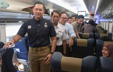 Menteri Koordinator Bidang Infrastruktur, Agus Harimurti Yudhoyono didampingi Wamen BUMN Kartika Wirjoatmodjo dan Dirut KAI Didiek Hartantyo saat memantau arus mudik Lebaran 2025 di Stasiun Pasar Senen, Jakarta, Jumat (28/3/2025).