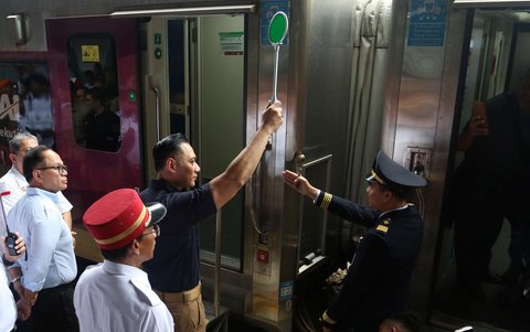 Menteri Koordinator Bidang Infrastruktur, Agus Harimurti Yudhoyono didampingi Wamen BUMN Kartika Wirjoatmodjo dan Dirut KAI Didiek Hartantyo saat memantau arus mudik Lebaran 2025 di Stasiun Pasar Senen, Jakarta, Jumat (28/3/2025).