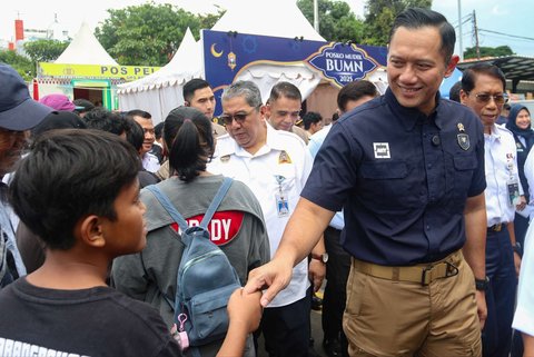 Menteri Koordinator Bidang Infrastruktur, Agus Harimurti Yudhoyono didampingi Wamen BUMN Kartika Wirjoatmodjo dan Dirut KAI Didiek Hartantyo saat memantau arus mudik Lebaran 2025 di Stasiun Pasar Senen, Jakarta, Jumat (28/3/2025).