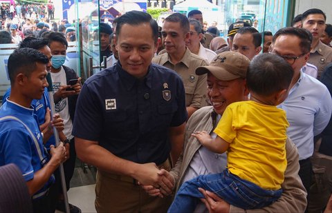 Menteri Koordinator Bidang Infrastruktur, Agus Harimurti Yudhoyono didampingi Wamen BUMN Kartika Wirjoatmodjo dan Dirut KAI Didiek Hartantyo saat memantau arus mudik Lebaran 2025 di Stasiun Pasar Senen, Jakarta, Jumat (28/3/2025).