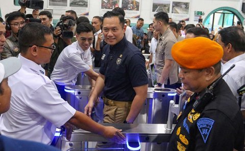 Menteri Koordinator Bidang Infrastruktur, Agus Harimurti Yudhoyono (AHY) saat memantau arus mudik Lebaran 2025 di Stasiun Pasar Senen, Jakarta, Jumat (28/3/2025).