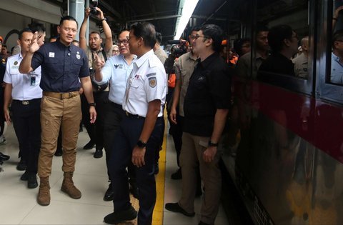 Menteri Koordinator Bidang Infrastruktur, Agus Harimurti Yudhoyono didampingi Wamen BUMN Kartika Wirjoatmodjo dan Dirut KAI Didiek Hartantyo saat memantau arus mudik Lebaran 2025 di Stasiun Pasar Senen, Jakarta, Jumat (28/3/2025).