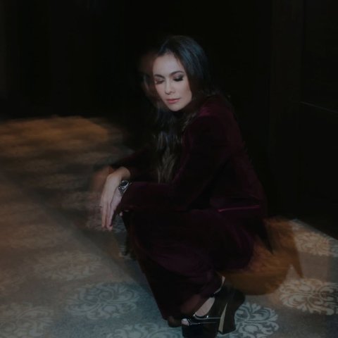 Potret Wulan Guritno Tampil Berkelas dengan Jas, Netizen Terpukau Kecantikannya