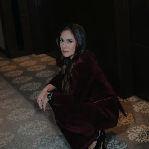 Potret Wulan Guritno Tampil Berkelas dengan Jas, Netizen Terpukau Kecantikannya