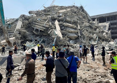 Petugas memeriksa kondisi gedung pencakar langit yang runtuh akibat gempa dahsyat bermagnitudo 7,7 yang mengguncang Myanmar dan terasa kuat sampai Thailand di Bangkok pada Jumat (28/3/2025).