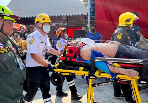 Pekerja mendapatkan perawatan setelah dievakuasi dari gedung pencakar langit yang runtuh akibat gempa dahsyat bermagnitudo 7,7 yang mengguncang Myanmar dan terasa kuat sampai Thailand di Bangkok pada Jumat (28/3/2025).