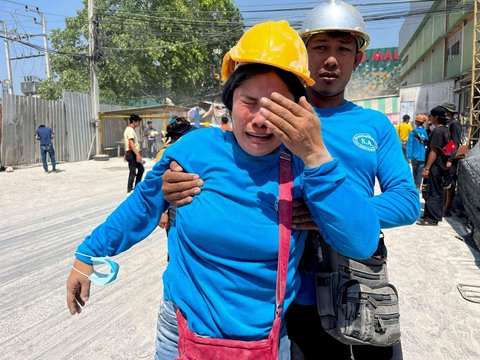 Pekerja menangis setelah dievakuasi dari gedung pencakar langit yang runtuh akibat gempa dahsyat bermagnitudo 7,7 yang mengguncang Myanmar dan terasa kuat sampai Thailand di Bangkok pada Jumat (28/3/2025).
