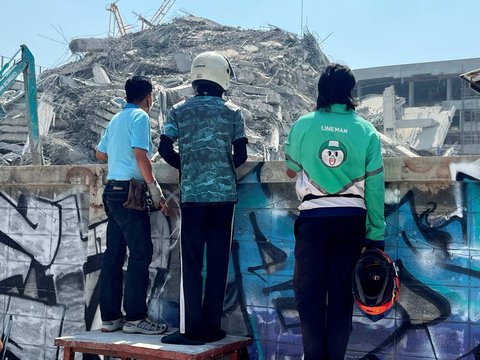 Orang-orang melihat kondisi gedung pencakar langit yang runtuh akibat gempa dahsyat bermagnitudo 7,7 yang mengguncang Myanmar dan terasa kuat sampai Thailand di Bangkok pada Jumat (28/3/2025).
