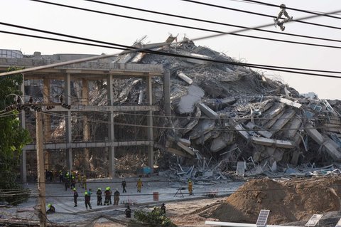 Petugas memeriksa gedung pencakar langit yang runtuh akibat gempa dahsyat bermagnitudo 7,7 yang mengguncang Myanmar dan terasa kuat sampai Thailand di Bangkok pada Jumat (28/3/2025).