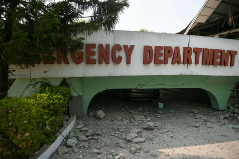 Kondisi bangunan runtuh dan menimpa sebuah mobil akibat gempa dahsyat berkekuatan magnitudo 7,7 di Kota Naypyidaw, Myanmar, pada Jumat (28/3/2025).