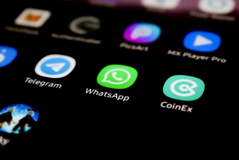 Logo WhatsApp (Photo by Amin Moshrefi on Unsplash)