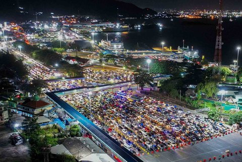 FOTO: Penampakan Ribuan Kendaraan Pemudik pada Puncak Arus Mudik di Pelabuhan Merak