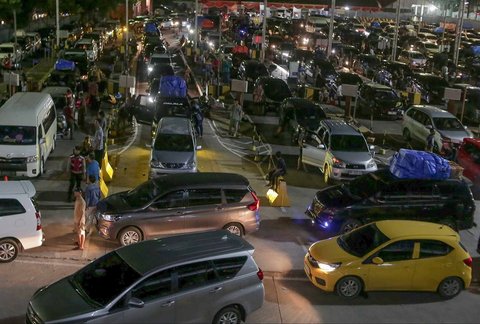 FOTO: Penampakan Ribuan Kendaraan Pemudik pada Puncak Arus Mudik di Pelabuhan Merak