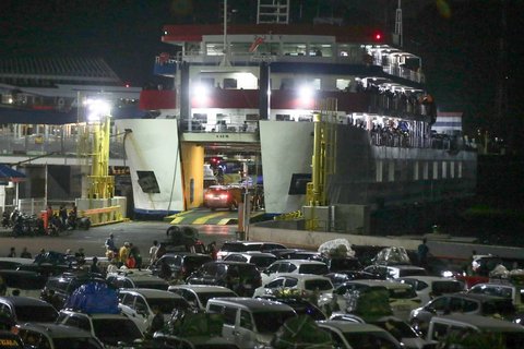FOTO: Penampakan Ribuan Kendaraan Pemudik pada Puncak Arus Mudik di Pelabuhan Merak