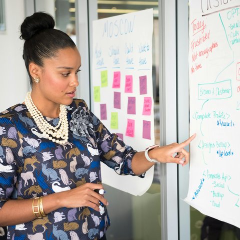 Berikut adalah 4 cara untuk meningkatkan top down communication dalam pekerjaan. (Foto: Pexels.com/Christina Morillo)