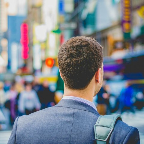 <p>Ilustrasi berangkat ke kantor, bekerja. (Photo by Saulo Mohana on Unsplash)</p>