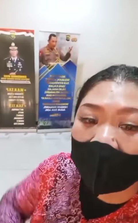 wanita nangis di kantor polisi