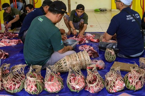 Tradisi andilan potong kebo di Agro Edukasi Wisata Ragunan, Jakarta, Sabtu (29/3/2025).