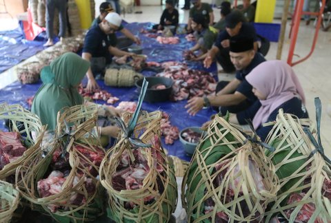 Tradisi andilan potong kebo di Agro Edukasi Wisata Ragunan, Jakarta, Sabtu (29/3/2025).