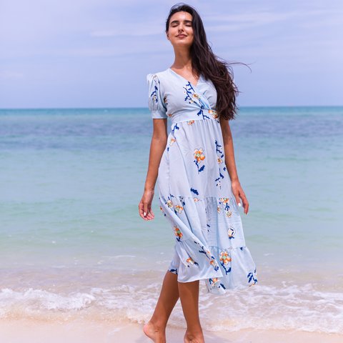 Ilustrasi Baju yang Cocok Dikenakan Saat Berlibur di Pantai (&copy;Freepik)