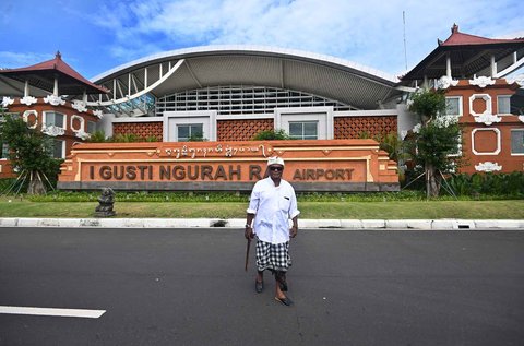 Pecalang berjaga saat pelaksanaan Nyepi di kawasan   Bandara Internasional Ngurah Rai, Bali, (29/03/2025).