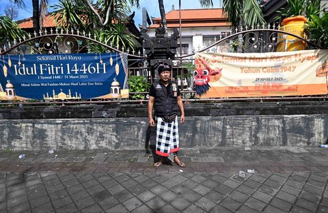 Pecalang berjaga saat pelaksanaan Nyepi di kawasan   Tuban,  Bali, (29/03/2025).