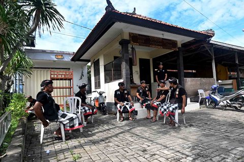 Pecalang berjaga saat pelaksanaan Nyepi di kawasan   Tuban,  Bali, (29/03/2025).