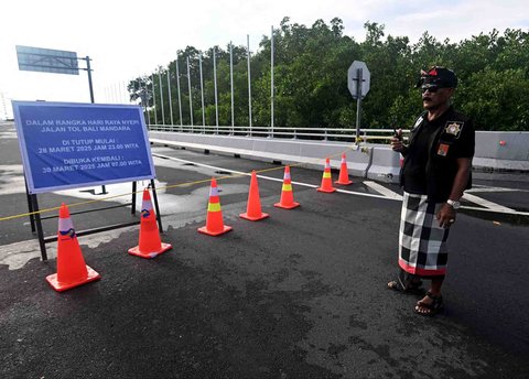 Pecalang berjaga saat pelaksanaan Nyepi di kawasan   Tuban,  Bali, (29/03/2025).