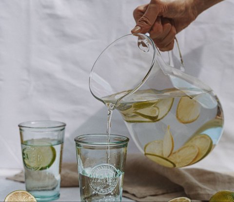 Infused water tidak secara langsung bisa memberi manfaat bagi kesehatan. Simak penjelasan dokter seputar cara kerja infused water dan dampaknya pada kesehatan.