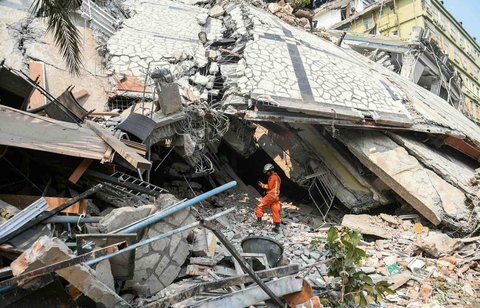 Tim  SAR  beberusaha mencari korban yang tertimbun bangunan  di kompleks Sky Villa Condominium yang hancur akibat gempa di Mandalay, Myanmar (29/03/2025).