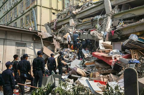 Tim  SAR  berusaha menyelamatkan korban yang tertimbun bangunan  di kompleks Sky Villa Condominium yang hancur akibat gempa di Mandalay, Myanmar (29/03/2025).