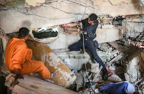 Tim  SAR  berusaha menyelamatkan korban yang tertimbun bangunan  di kompleks Sky Villa Condominium yang hancur akibat gempa di Mandalay, Myanmar (29/03/2025).