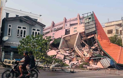Bangunan yang hancur akibat gempa di Mandalay, Myanmar (29/03/2025).