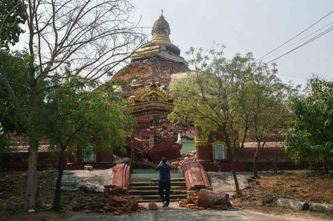 Pagoda yang rusak akibat gempa terlihat di Mandalay, Myanmar (29/03/2025).