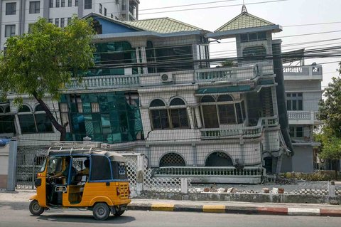 Bangunan yang hancur akibat gempa di Mandalay, Myanmar (29/03/2025).