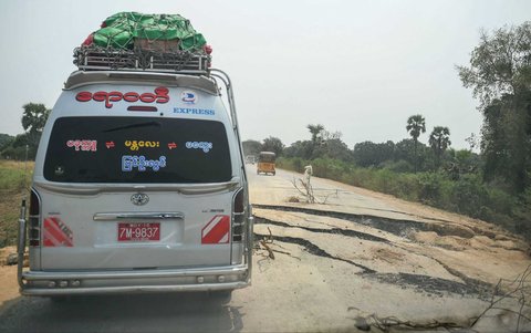 Jalan yang hancur akibat gempa di Mandalay, Myanmar (29/03/2025).