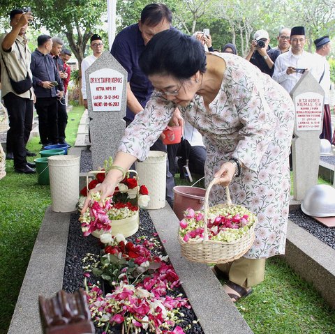 Megawati, Prananda dan Puan Nyekar ke Makam Taufiq Kiemas dan Fatmawati