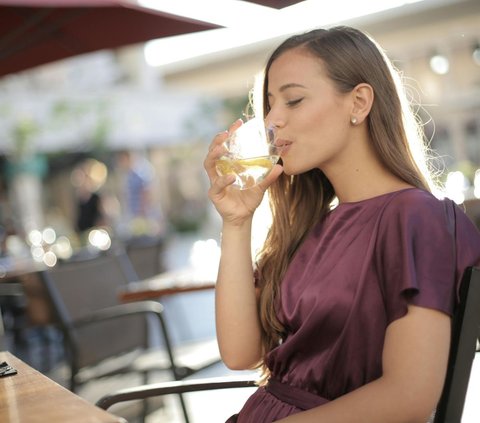 Doa minum air putih dan adab-adabnya.