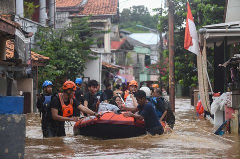Warga dievakuasi menggunakan perahu karet saat banjir merendam permukiman di sekitar Sungai Ciliwung, Jakarta, Senin (3/3/2025). Banjir akibat luapan Sungai Ciliwung merendam sejumlah wilayah di Jakarta dengan ketinggian mencapai 2 meter.