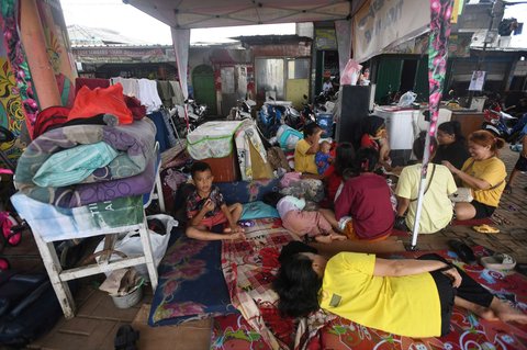Sejumlah warga mengungsi ketika rumahnya terendam banjir akibat luapan Sungai Ciliwung, Jakarta, Senin (3/3/2025). Banjir akibat luapan Sungai Ciliwung merendam sejumlah wilayah di Jakarta dengan ketinggian mencapai 2 meter.
