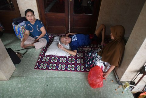 Sejumlah warga mengungsi ketika rumahnya terendam banjir akibat luapan Sungai Ciliwung, Jakarta, Senin (3/3/2025). Banjir akibat luapan Sungai Ciliwung merendam sejumlah wilayah di Jakarta dengan ketinggian mencapai 2 meter.