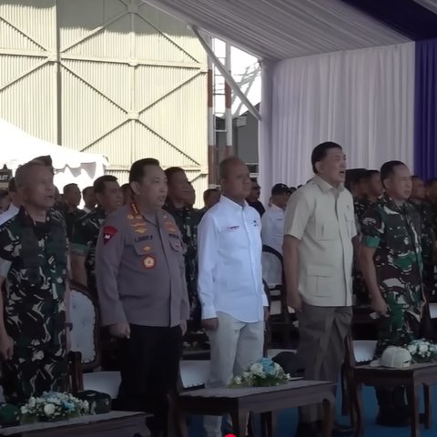Kejutan Sosok Letkol Berseragam Loreng Temani Menhan Serahkan Maung ke Panglima-Kapolri