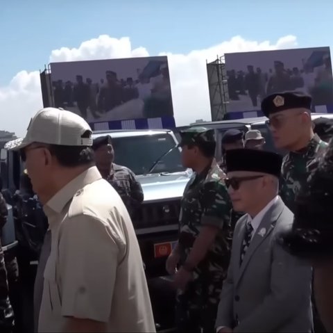 Kejutan Sosok Letkol Berseragam Loreng Temani Menhan Serahkan Maung ke Panglima-Kapolri