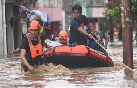 Warga dievakuasi menggunakan perahu karet saat banjir merendam permukiman di sekitar Sungai Ciliwung, Jakarta, Senin (3/3/2025). Banjir akibat luapan Sungai Ciliwung merendam sejumlah wilayah di Jakarta dengan ketinggian mencapai 2 meter.